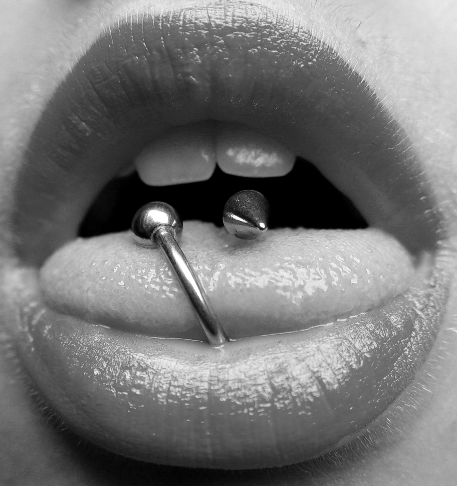 Tongue piercing title=