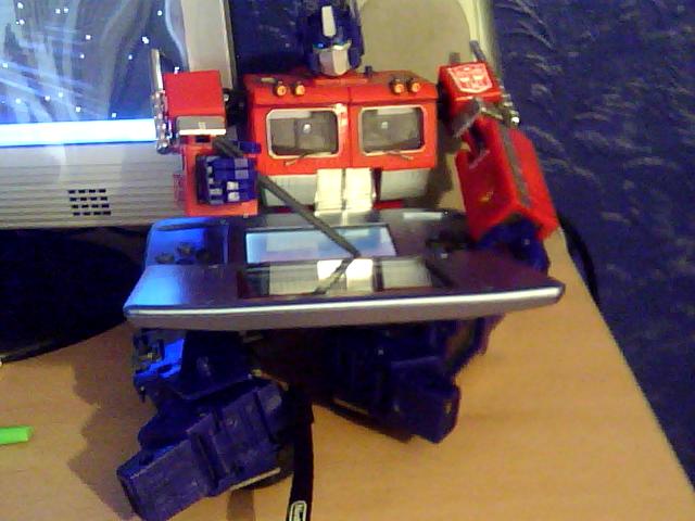 Optimus_Prime_with_my_DS_by_ReinaHW.jpg
